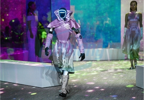 Robot hình người Unitree đại náo sàn catwalk: Bước ngoặt thời trang công nghệ tại Hàn Quốc